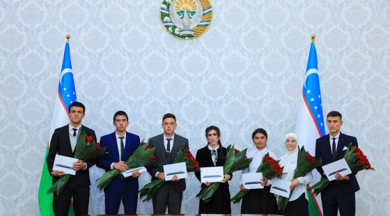 Фарғона вилояти ҳокими Хайрулло Бозоров “Заковат” интеллектуал ўйинининг Республика босқичи ғолиби бўлган Фарғона тумани 36-мактаб жамоаси аъзолари билан учрашди